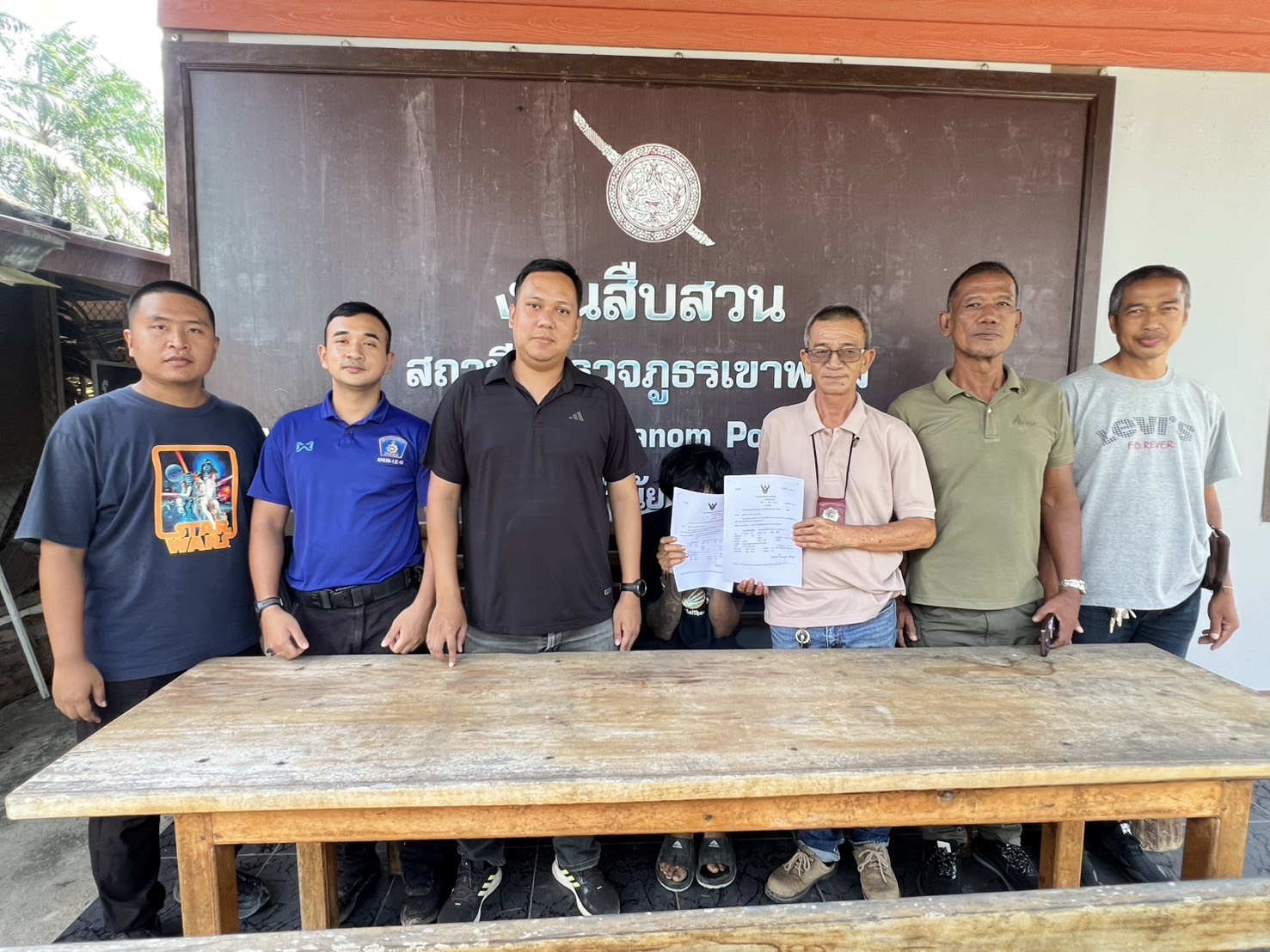 ชุดสายตรวจทางทะเล/คดีสำคัญ ตำรวจท่องเที่ยวกระบี่ ร่วม สภ.เขาพนม จับกุมผู้ต้องหากระทำความผิดฐาน โดยกล่าวหาว่า มียาเสพติดให้โทษ ประเภท 1 ไว้ในครอบครองโด